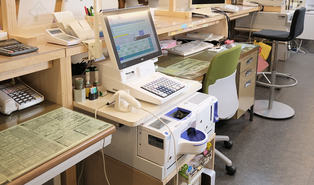 新たに導入した「WILLPOS-Mini QT-200」と自動釣銭機