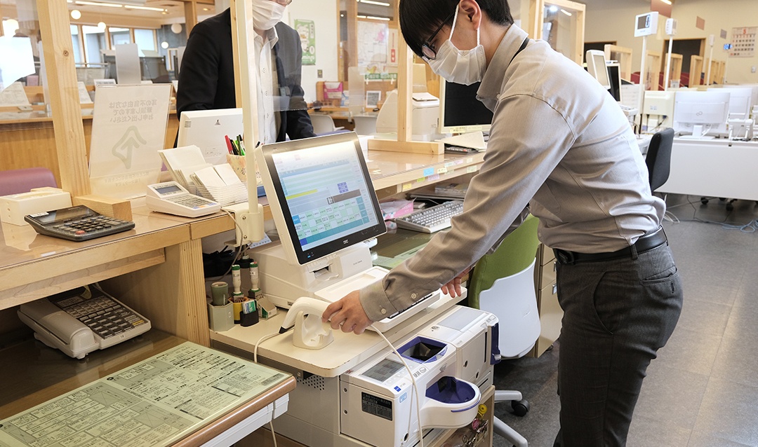 現在、窓口業務のオペレーションは、POSレジと自動釣銭機をセットにした2台体制で運用しています