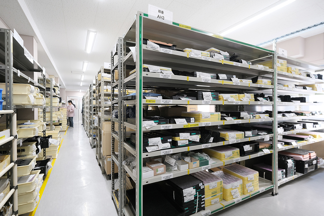 自社製品をストックするフロアには多数の部品が管理されている