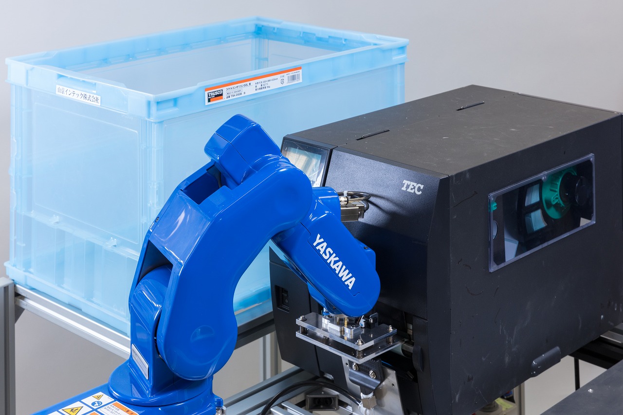 ロボットアームによる自動ラベル貼付ソリューションでも協業している