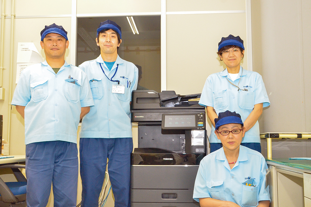 生産管理課　課長代理 北條 喜彦 様 （写真左）主任 宮澤 博 様 （写真中央）有賀 美紀代 様 （写真右上）　和田 麻衣子 様 （写真右下）