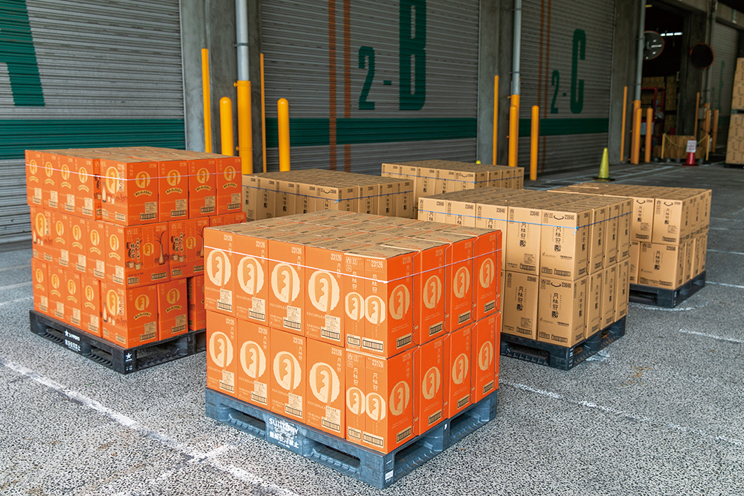 出荷バースでトラックへのピックアップを待つ商品