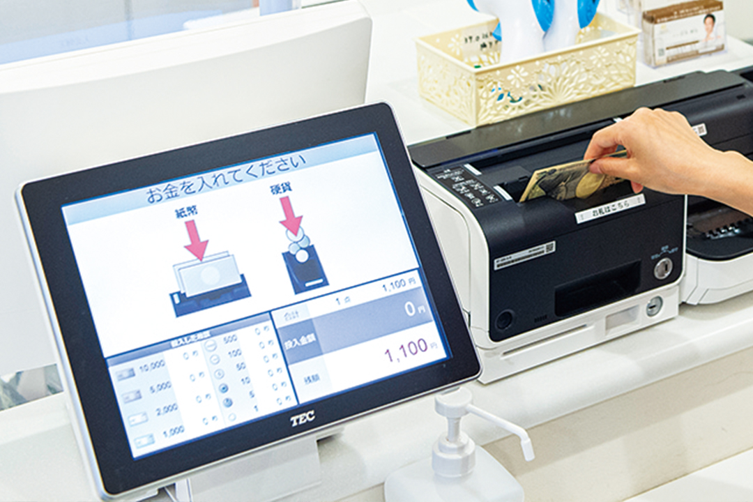 セミセルフレジは衛生的なうえ、お釣りの渡し間違いなども防げる