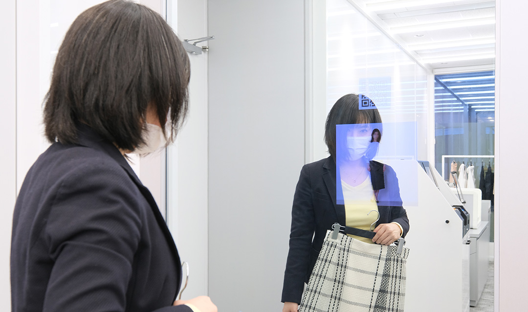 RFタグに反応してミラーに商品情報を表示するミラーサイネージ