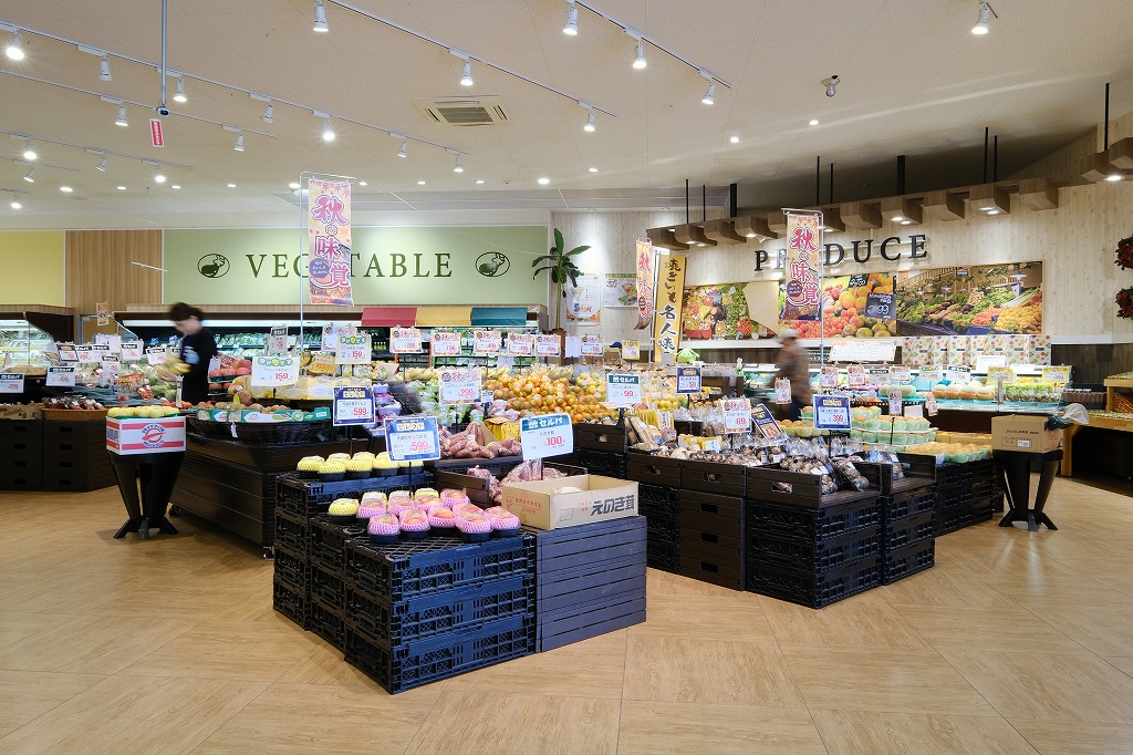 地物の商品を中心に商品が並ぶ、さえきセルバ本店