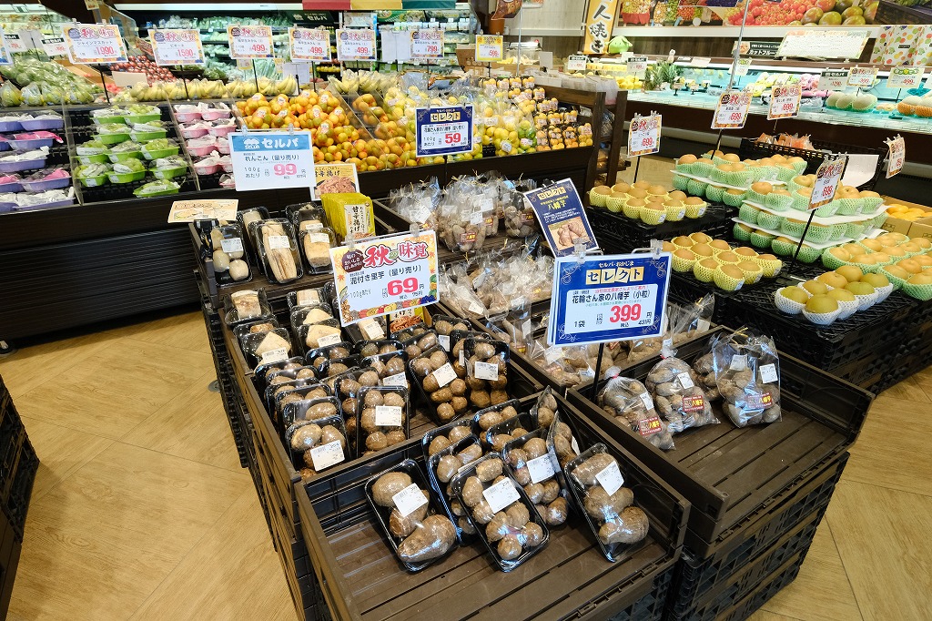 カラフルなPOPと陳列される季節に応じた旬の商品