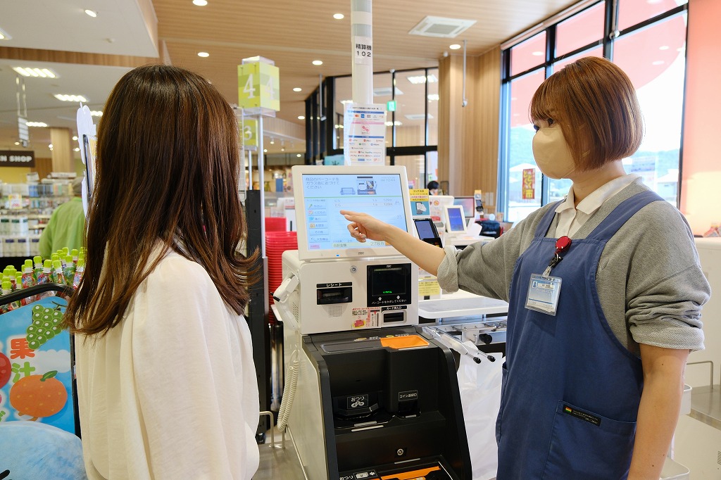 お客様がお困りの際にはスタッフが丁寧に対応しています